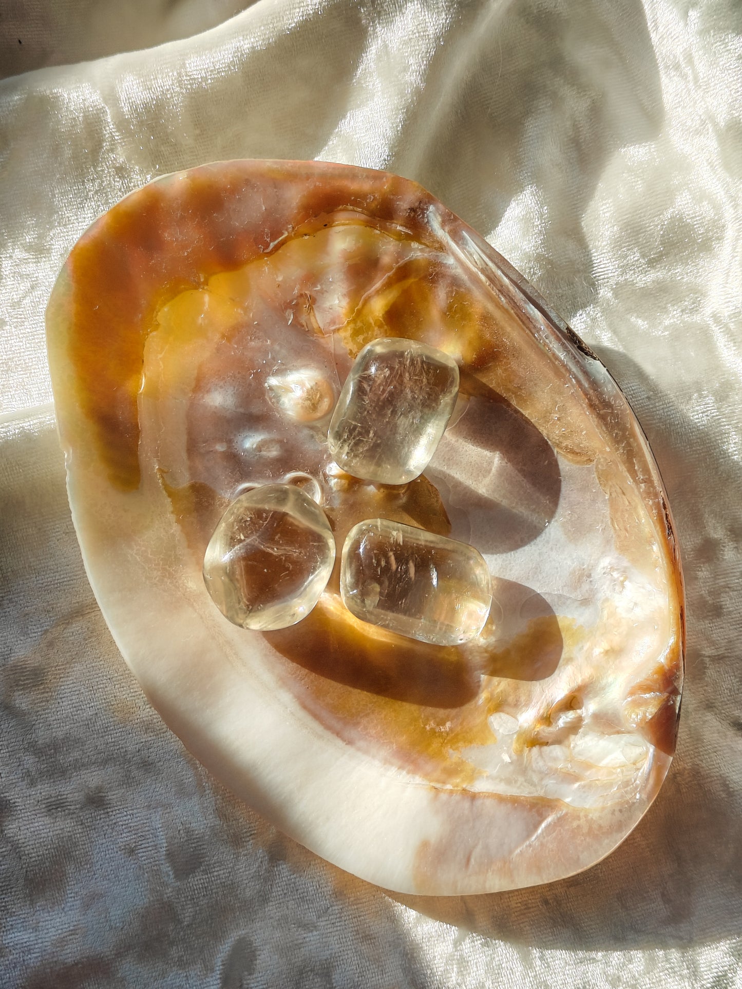 Optinen kalsiitti rumpuhiottu