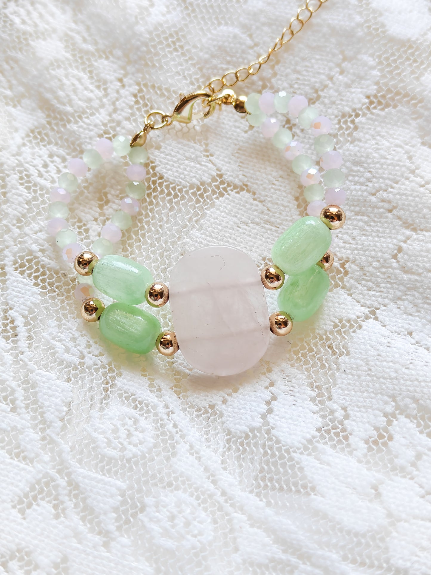 Ruusukvartsi rannekoru vihreillä helmillä
