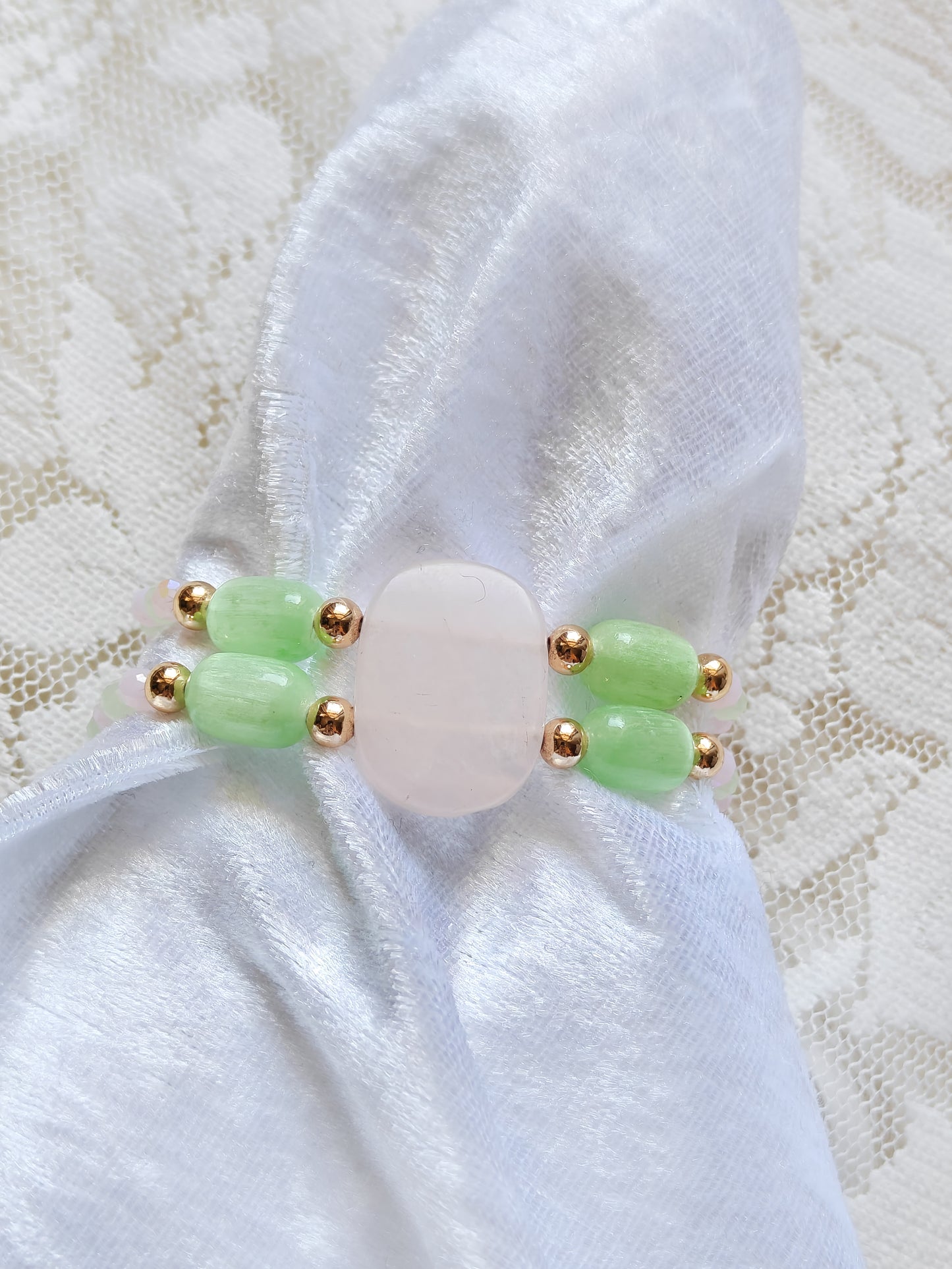 Ruusukvartsi rannekoru vihreillä helmillä