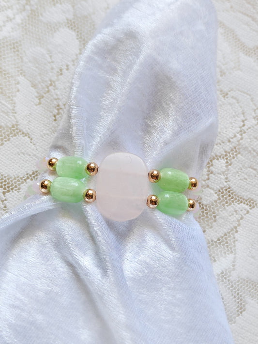 Ruusukvartsi rannekoru vihreillä helmillä