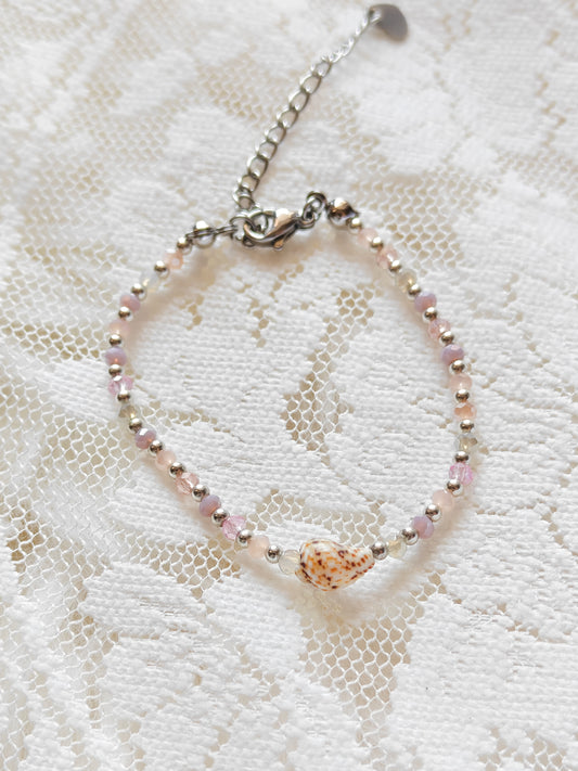 Rannekoru pastellihelmillä ja simpukalla